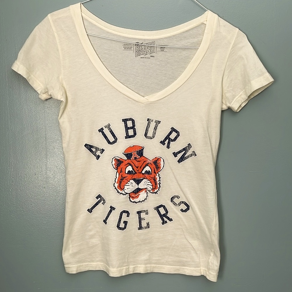 Auburn Tigers Aubie Vintage Logo Graphic V Neck T shirt - Size Small - EUC
